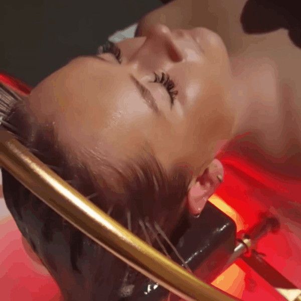 : טיפול עיסוי ראש טיבטי עם מים חמים ומסיכה אישית תוך שיפור זרימת הדם והפחתת מתחים