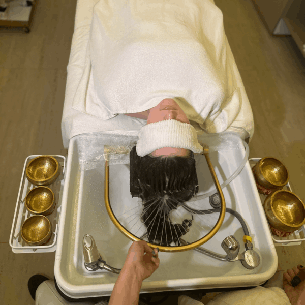 טיפול ספא ראש טיבטי, מכשיר שמספק טיפול ראש עם מים וזרמים מרגיעים.